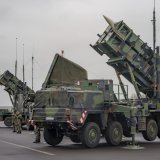 La livraison de cinq systèmes de défense sol-air Patriot à la Suisse par les Etats-Unis va prendre du retard. Le département américain de la Défense a expliqué que les priorités devaient être revues à cause du conflit en Ukraine (archives). KEYSTONE/AP DPA/AXEL HEIMKEN